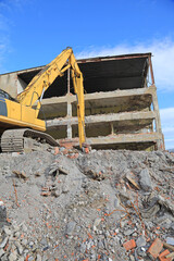 demolición de un edificio industrial con máquina excavadora pabellón fábrica 4M0A4811-as21