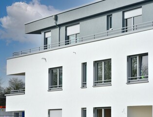 Fototapeta na wymiar Fassade eines neu gebauten modernen Mehrfamilien-Wohnhauses