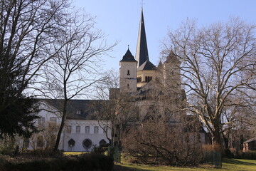 Blick auf die Abtei Brauweiler im Rheinland