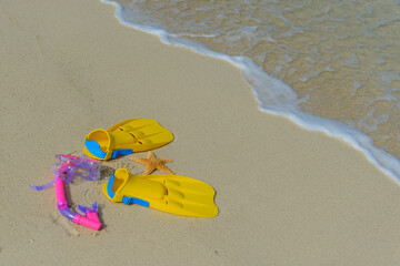 Fototapeta na wymiar Snorkle and fins at the Beach