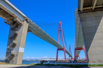 Obraz premium 名古屋市 青空と名港トリトン（名港西大橋）