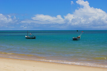 Fototapeta na wymiar Os barcos na praia da Ponta de Corumbau, Bahia, Brasil
