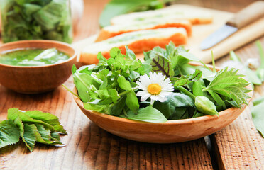 Wildkräutersalat Wildkräuter essbare Blüten Blätter Salat 
