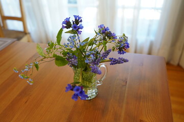 青い花　花瓶の花　ブルンネラ　勿忘草　ムスカリ　プルモナリア  生花　春