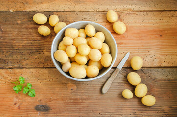 frische junge kleine Kartoffeln Schale Tisch Messer ernte jung Kartoffel