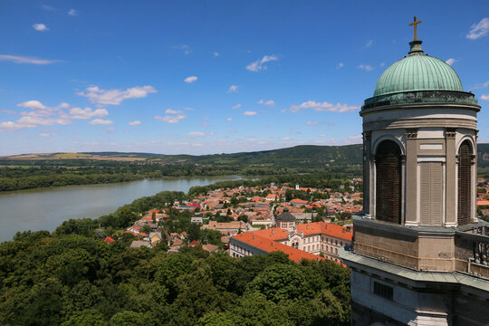 Basilika in Esztergom in Ungarn mit Blick zum Donauknie
