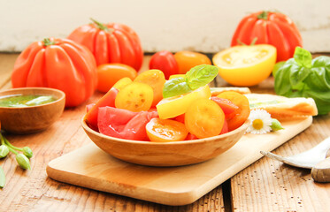 Tomatensalat Tisch Salat Tomaten bunt bunte Tomate Schale