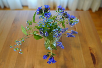 青い花　花瓶の花　ブルンネラ　勿忘草　ムスカリ　プルモナリア ...