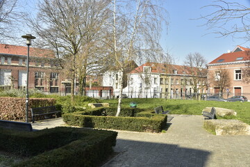 Le parc en face de l'institut de la Sainte-Famille d'Helmet sous un ciel clair ,à Evere 