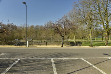 Fototapeta na wymiar Parking vide devant le parc du Bon Pasteur à Evere