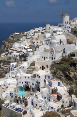 Fototapeta na wymiar Vista de casas sobre el acantilado en Oia en la isla de Santorini, Grecia