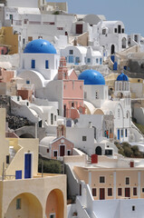 Iglesias y casas sobre el acantilado de Oia en la isla griega de Santorini