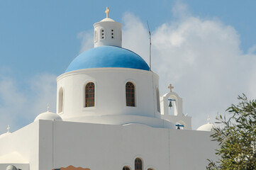 Iglesia ortodoxa con c&uacute;pula azul en la isla griega de Santorini

