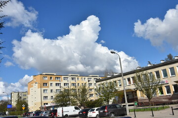 Fototapeta na wymiar wiosenne chmury na domami w mieście, Polska