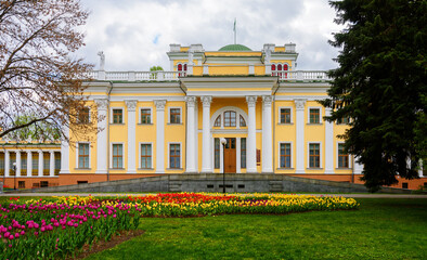Obraz premium Monument to Nikolai Rumyantsev in Gomel. Gomel palace and park ensemble. Belarus. Blooming tulips in the park