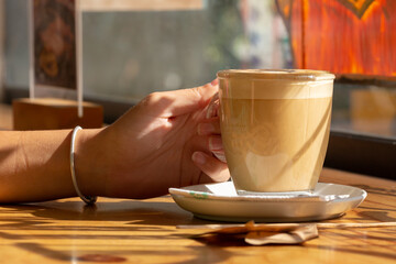 Tomando cafe