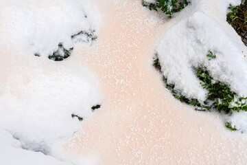 Naturphänomen - Blutschnee durch rötlichen Wüstenstaub / Sand aus der Sahara im Winter 2021 