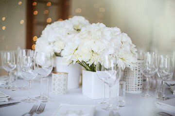 White styled table decoration of the wedding event