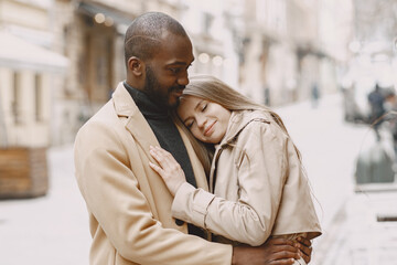 Obraz premium Mixed couple spenting time together in a spring city