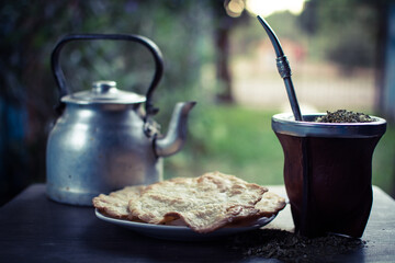 Mate con torta frita, bebiendo mate acompañado de receta tradicional en una mañana fresca al aire...