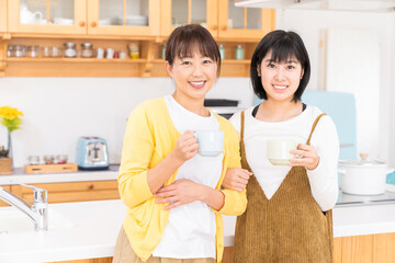 お茶を飲む親子