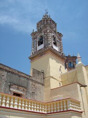 Terraza de santuario y campanario  con torre extraordinariamente decorada