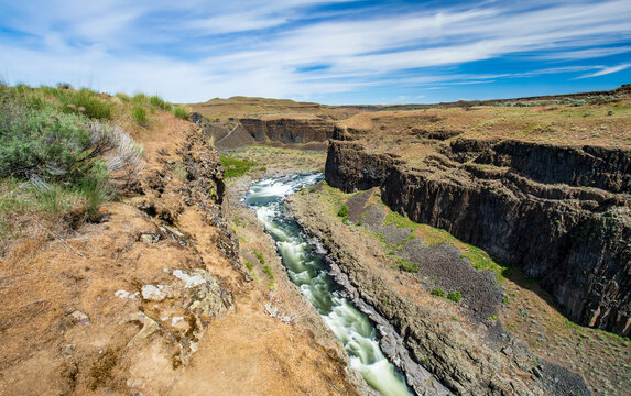 Palouse river in canyon with blue sky and clouds