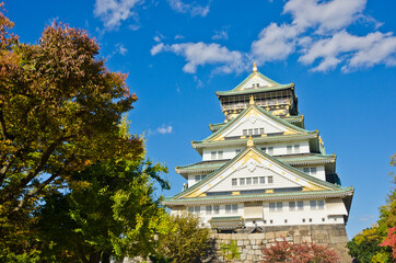 Fototapeta premium Osaka Castle is the most famous castle in Japan. It is located in Chuo-ku, Osaka, Japan. The castle is open to the public and it is a main tourist attraction in Osaka, Japan.