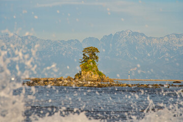 立山と雨晴海岸