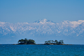 残雪の立山と虻ヶ島