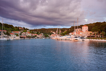Fototapeta na wymiar Im Hafen von Maslinica auf der Insel Solta in Kroatien bei Sonnenuntergang