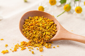 close up a spoon of bee pollen