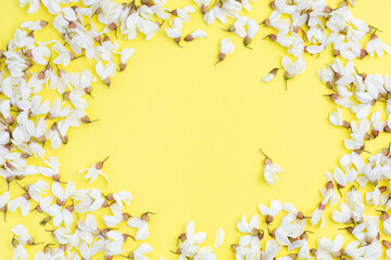 노랑 배경에 뿌려진 향기 나는 꽃잎