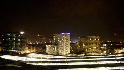 Blick auf den Hauptbahnhof und die Stadt Wien von oben bei Nacht