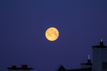 Vollmond über den Dächern der Stadt