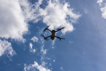 Eine Drohne vor bewölktem Himmel