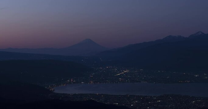 タイムラプス - 高ボッチ高原から見た富士山と諏訪湖の夜明け ズームイン