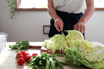 調理するシニア女性