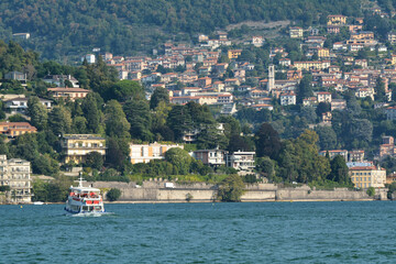 Un battello della Navigazione Laghi sul lago di Como, Italia.