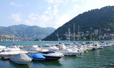 Fototapeta na wymiar Le imbarcazioni all'interno del porto di Como sul Lario.