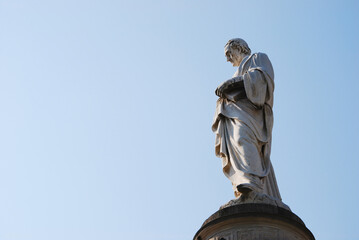 La statua di Alessandro Volta nell'omonima piazza di Como, Italia.