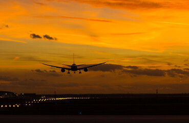 Flugzeuge im Sonnenuntergang