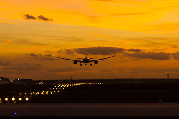 Naklejka na ściany i meble Flugzeuge im Sonnenuntergang