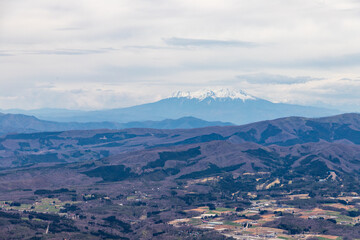 Fototapeta na wymiar ひるがの高原の先に大きな裾野を広げる御岳山の勇姿を眺める