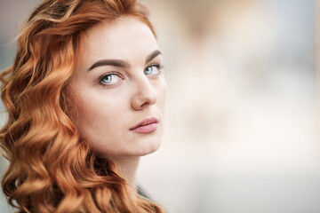 Naklejka premium redhead girl posing outside