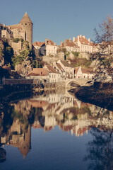 La belle cité médiévale aux toits roux de Semur-en-Auxois se dresse sur un plateau de granit...