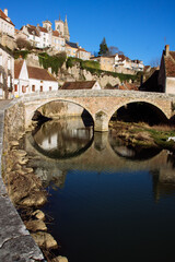 La belle cité médiévale aux toits roux de Semur-en-Auxois se dresse sur un plateau de granit...