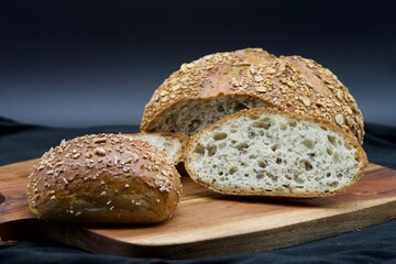 Brot. Backen, Backwaren, Brötchen, Dinkelbrot, Dinkel, Haferflocken, Sesamöl, Backwaren, Bäckerei, Lebensmittel, Frischgebacken, Backstube, baked, frisch, Frühstück, Brotzeit, Getreide, Mehl, Dinkel, 