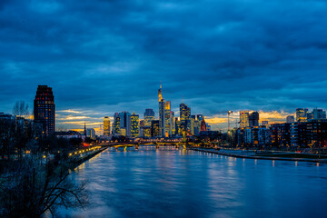 Naklejka na ściany i meble Frankfurt am Main im Panorama bei Nacht