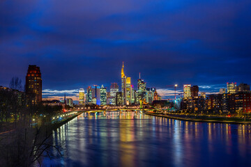 Naklejka na ściany i meble Frankfurt am Main im Panorama bei Nacht